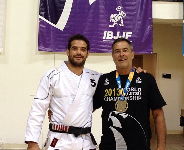 Leonardo Leite com o pai Aguinaldo na Califa apos o Mundial 2013 Foto Arquivo Pessoal