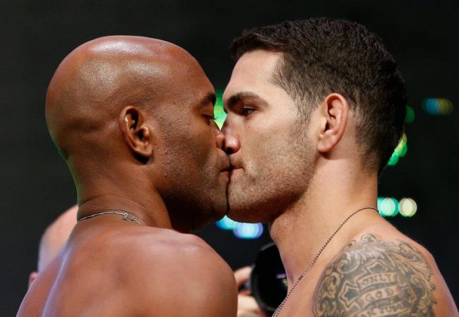 “Selinho” de Anderson Silva em Chris Weidman marca a pesagem do UFC 162
