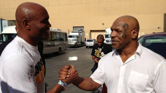 Mike Tyson com Anderson Silva nos bastidores do UFC 162