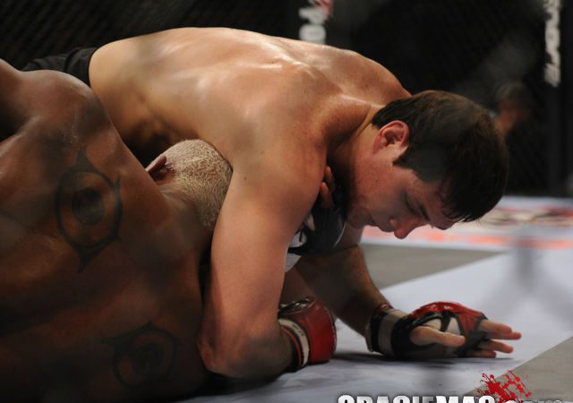 Roger Gracie (6v, 2d) em ação no MMA, em foto de Ray Santana.