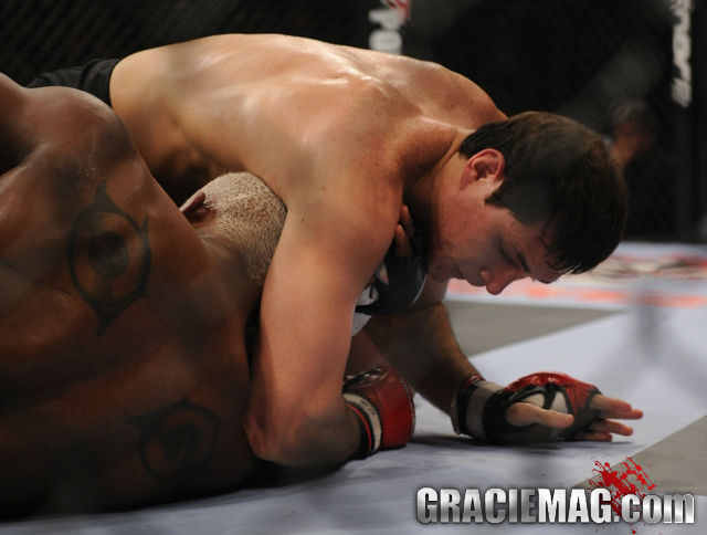 Roger Gracie (6v, 2d) em ação no MMA, em foto de Ray Santana.