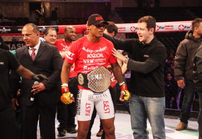 Com dois nocautes na noite, Rodrigo Cavalheiro vence o GP do Smash Fight