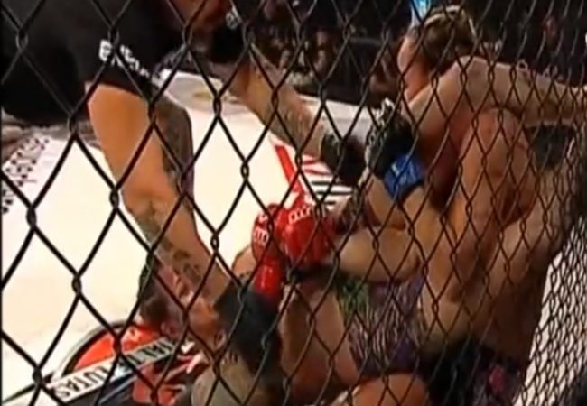 Vídeo: Carina Damm bate no braço e acerta oponente após fim da luta