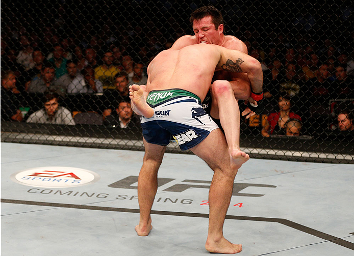 Sonnen vê o pescoço de Shogun e investe na guilhotina fatal. Foto: UFC/Divulgação