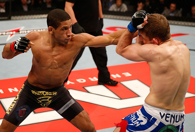 Hacran Dias atuando no UFC contra Lentz. Foto: UFC/Divulgação