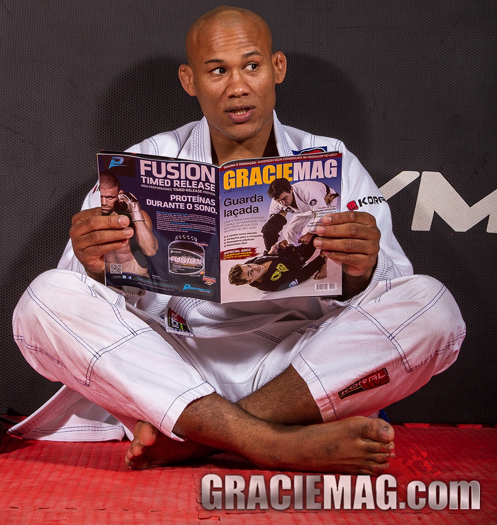 Ronaldo Jacaré e sua revista de Jiu-Jitsu favorita. Foto: Gustavo Aragão/GRACIEMAG