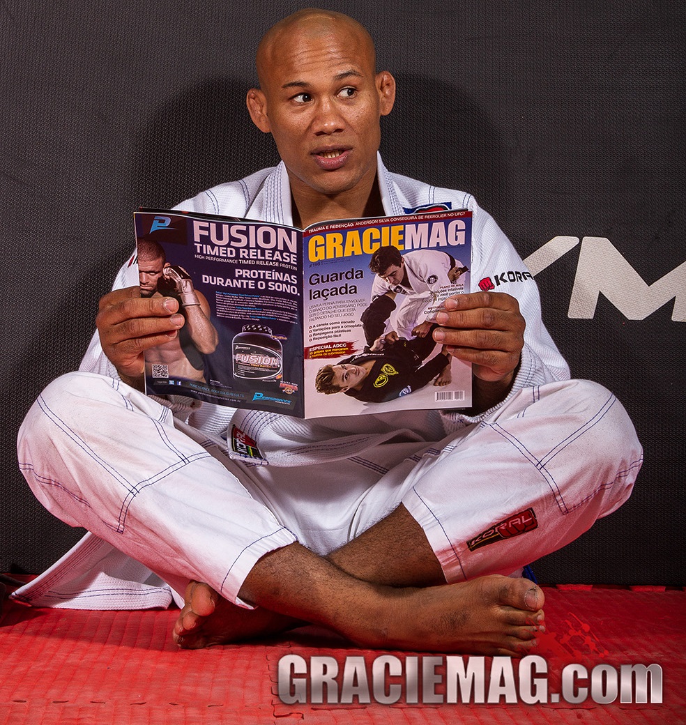 Ronaldo Jacaré lê sua revista de Jiu-Jitsu favorita. Foto: Gustavo Aragão/GRACIEMAG