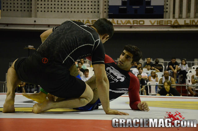 Leandro Lo plays guard against Calasans. Photo: Vitor Freitas / GRACIEMAG