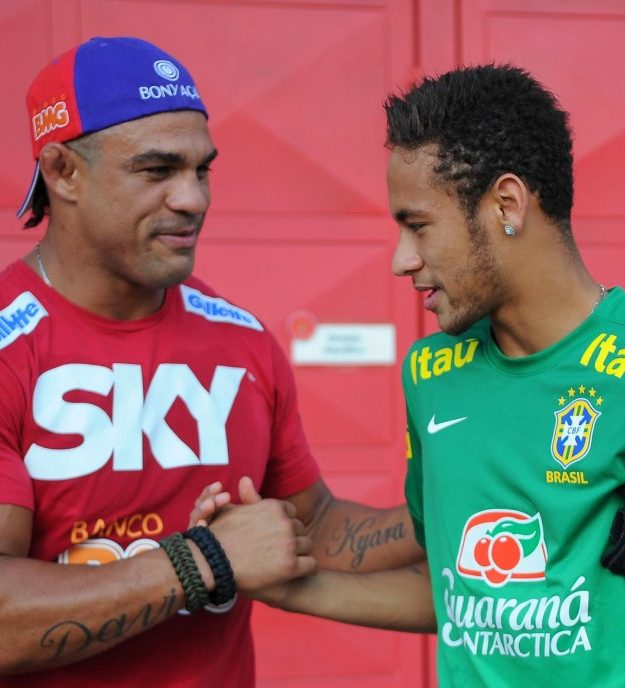 Vitor Belfort em encontro com outro ídolo da torcida brasileira, o artilheiro Neymar, em setembro último. Foto: Divulgação