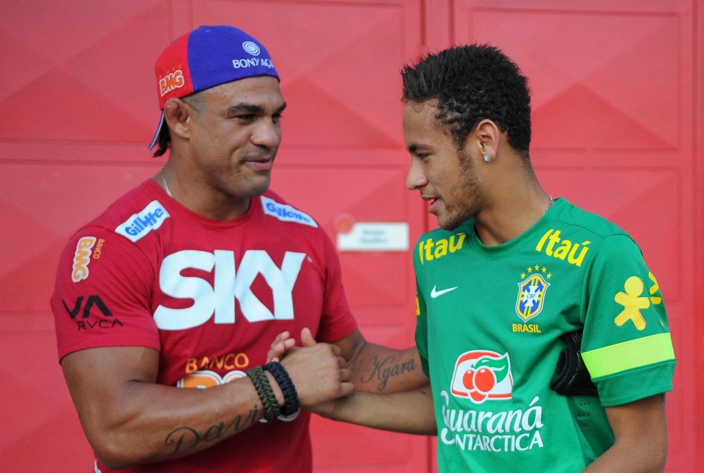 Vitor Belfort em encontro com outro ídolo da torcida brasileira, o artilheiro Neymar, em setembro último. Foto: Divulgação