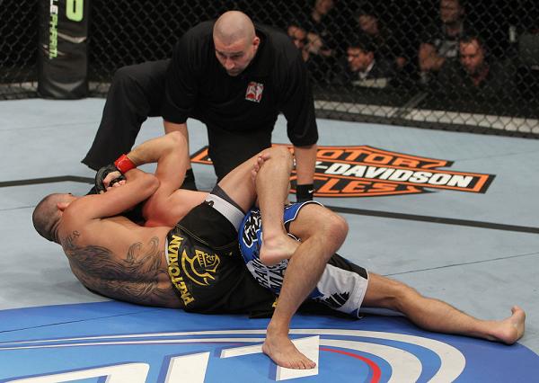 Vídeo: aprenda com o mata-leão de Renan Barão no UFC