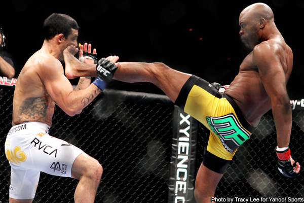 Vitor Belfort e Anderson Silva durante clássico do UFC: rivalidade poderia retornar no "TUF Brasil 3"?