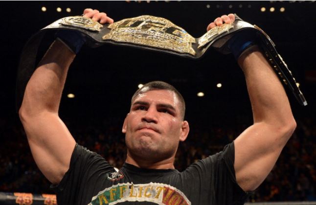 O novo faixa-preta Cain Velasquez com o cinturão dos pesados, reconquistado no UFC 155. Foto: UFC/Divulgação