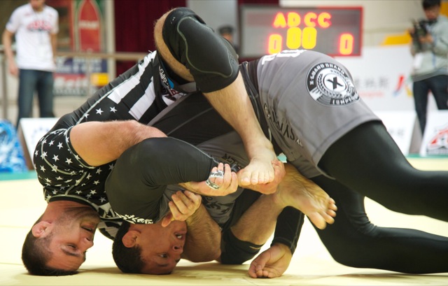 Campeão acima de 99kg em 2011, o ex-UFC Vinny Magalhães foi surpreendido por um colega de treinos: Jared Dopp, faixa-roxa de Rafael Lovato. Foto: John Lamonica