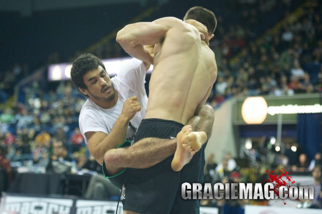 Kron Gracie no ataque, durante a vitória que lhe rendeu o terceiro lugar no eletrizante ADCC 2011, na Inglaterra. Foto: John Lamonica