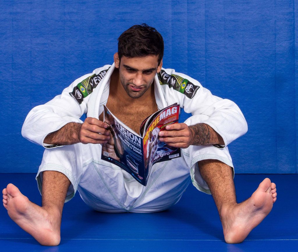 Leandro Lo dando uma espiada nas novidades de GRACIEMAG. Foto: Gustavo Aragão