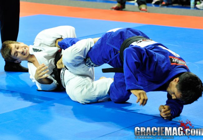 Learn to finish with the triangle from the spider guard with Osvaldo Queixinho