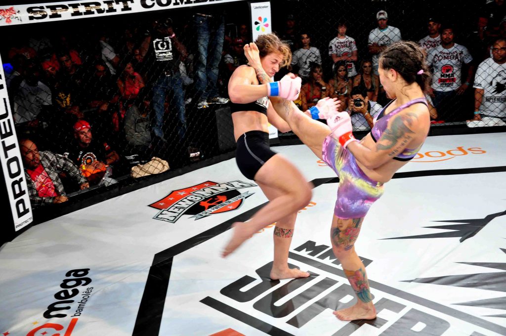 Karina acerta chute em Hellen no caminho do cinturão do MMA Super Heroes. Foto: Dene Sampaio/Divulgação