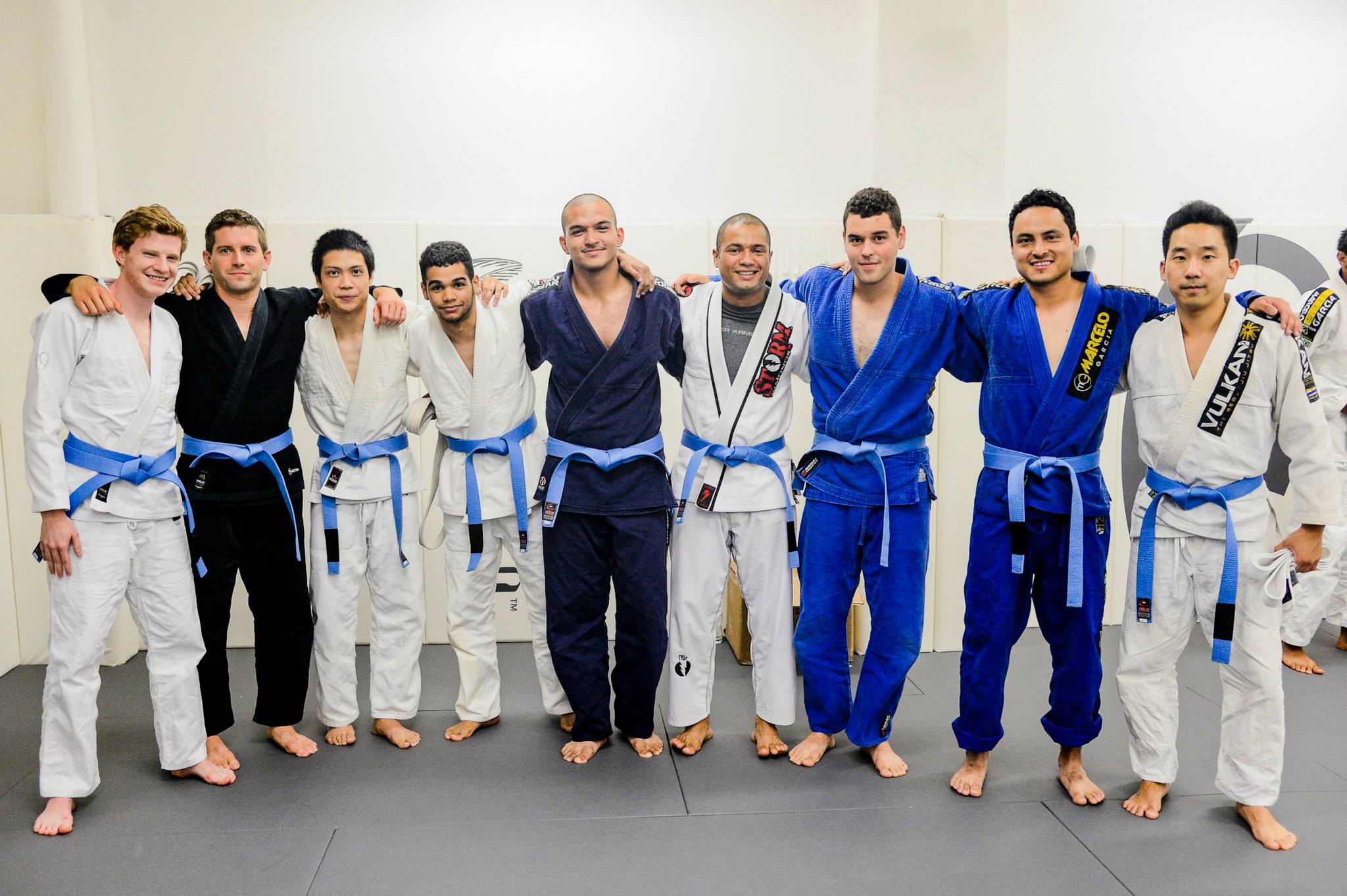 Faixas-azuis na academia de Jiu-Jitsu de Marcelinho Garcia, em NY. Foto: John "Ric" Ricard