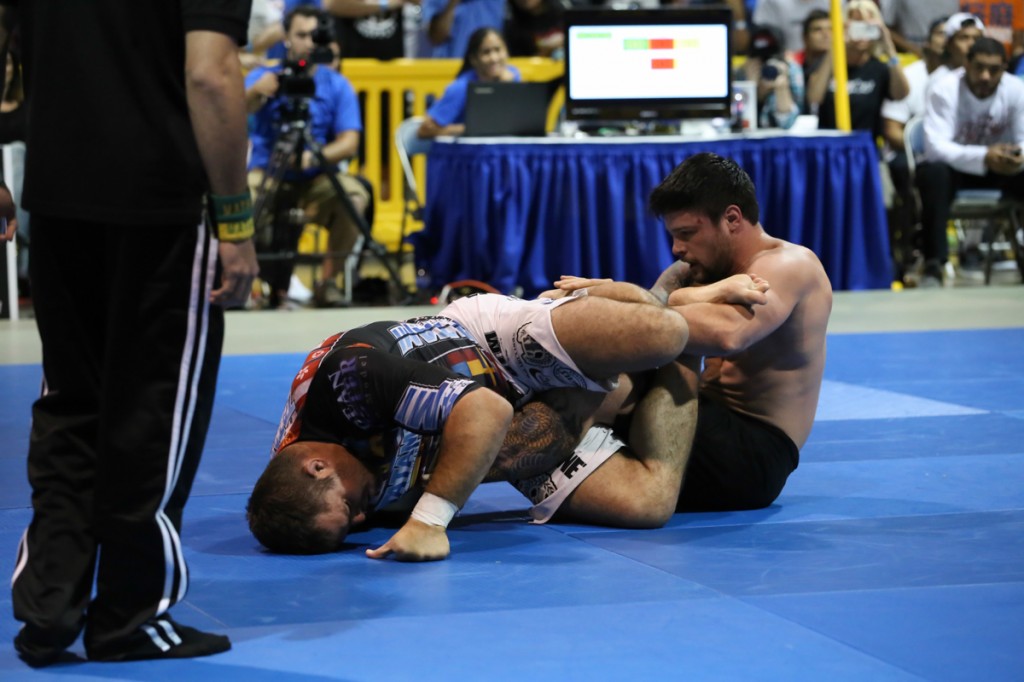 Tarsis Humphreys tenta defender o tornozelo contra Dean Lister, na superluta de sábado da Jiu-Jitsu Expo 2013. Foto: Ivan Trindade/GRACIEMAG