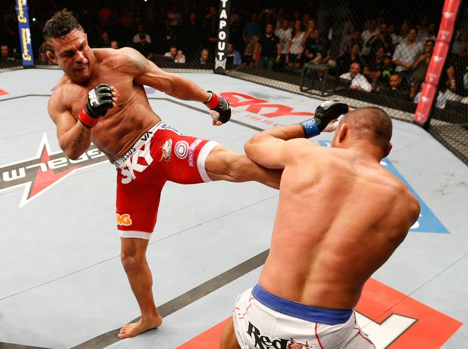Belfort e o chute que nocauteou Dan Henderson em Goiânia. Foto: UFC/Facebook