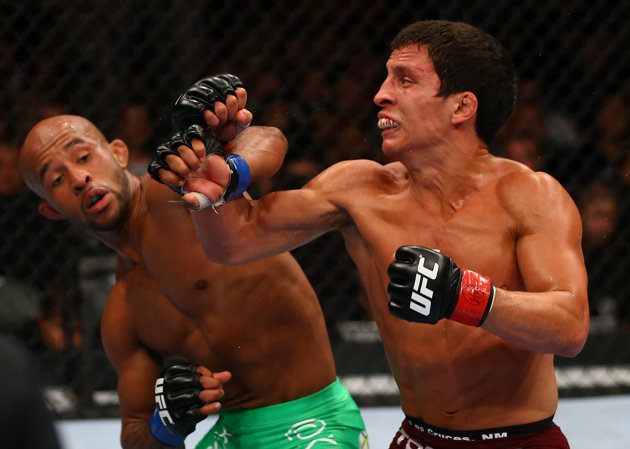Johnson e Benavidez  remontam primeira disputa do cinturão peso-mosca do UFC. Foto: UFC/Divulgação