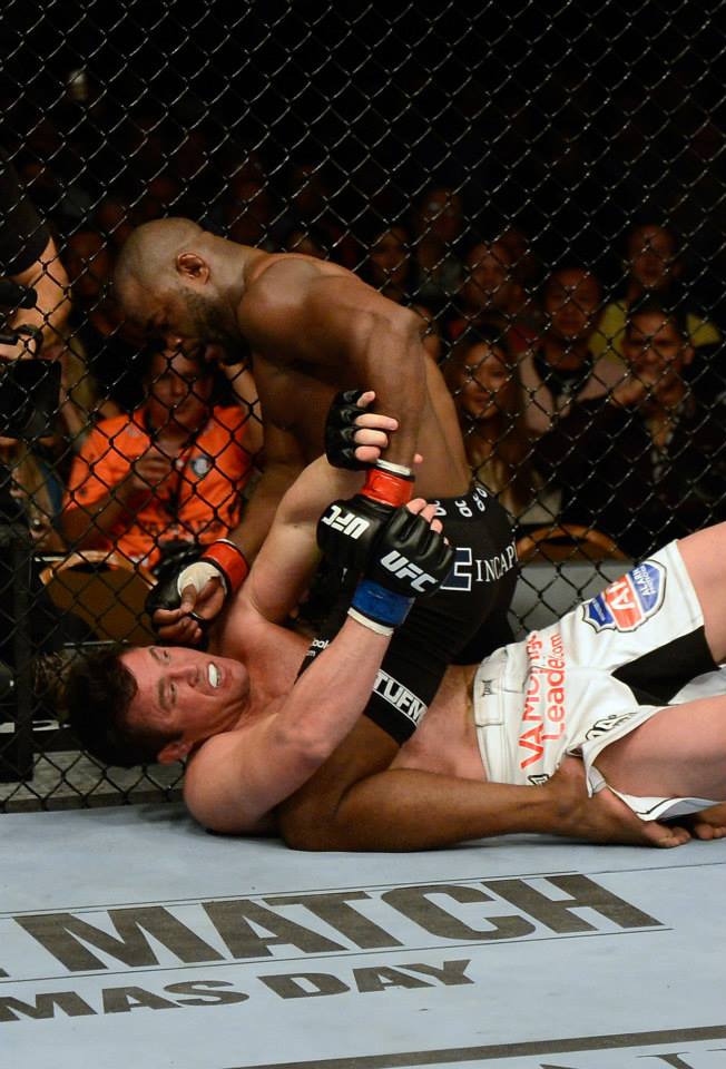 Rashad domina por cima e castiga Sonne para vencer. Foto: UFC/Facebook