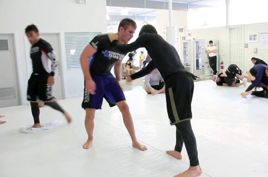 Jiu-Jitsu: veja um treininho sem kimono de Keenan Cornelius e Rafa Mendes