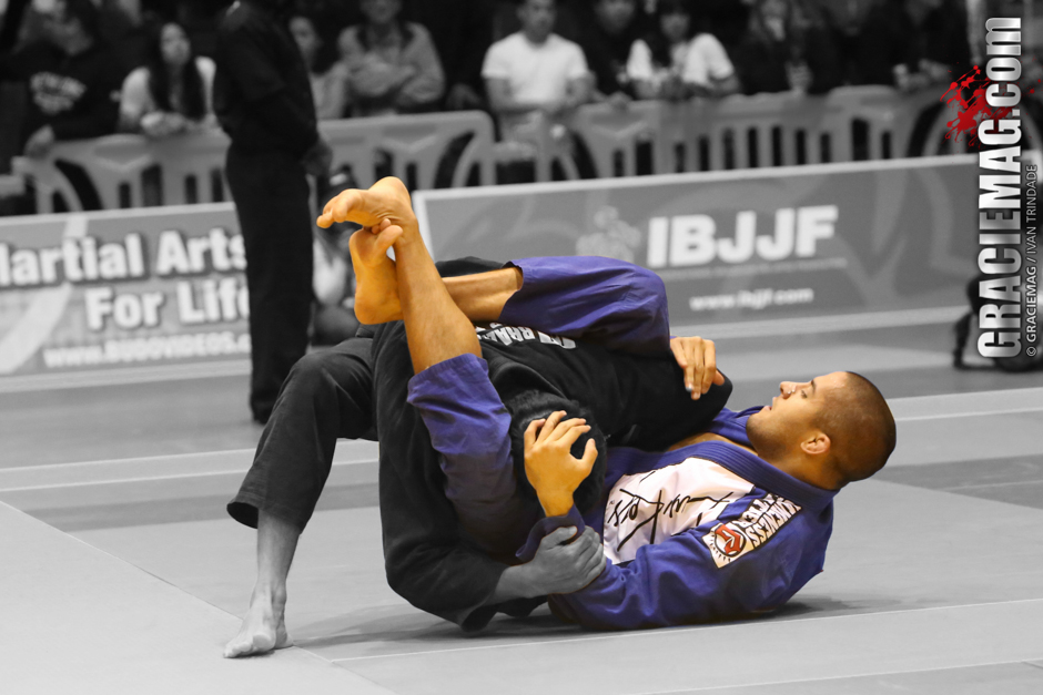 Gustavo Pires works the trianlge choke