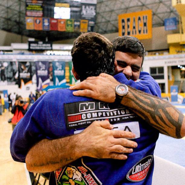 Rodrigo Cavaca abraca Marcus Buchecha apos vitoria do pupilo no Mundial 2013 da IBJJF Foto Divulgacao