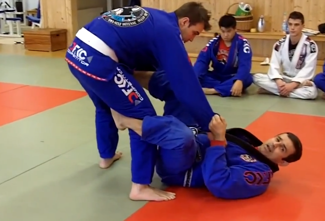Learn to submit with the triangle from de la riva with Ricardo Cavalcanti