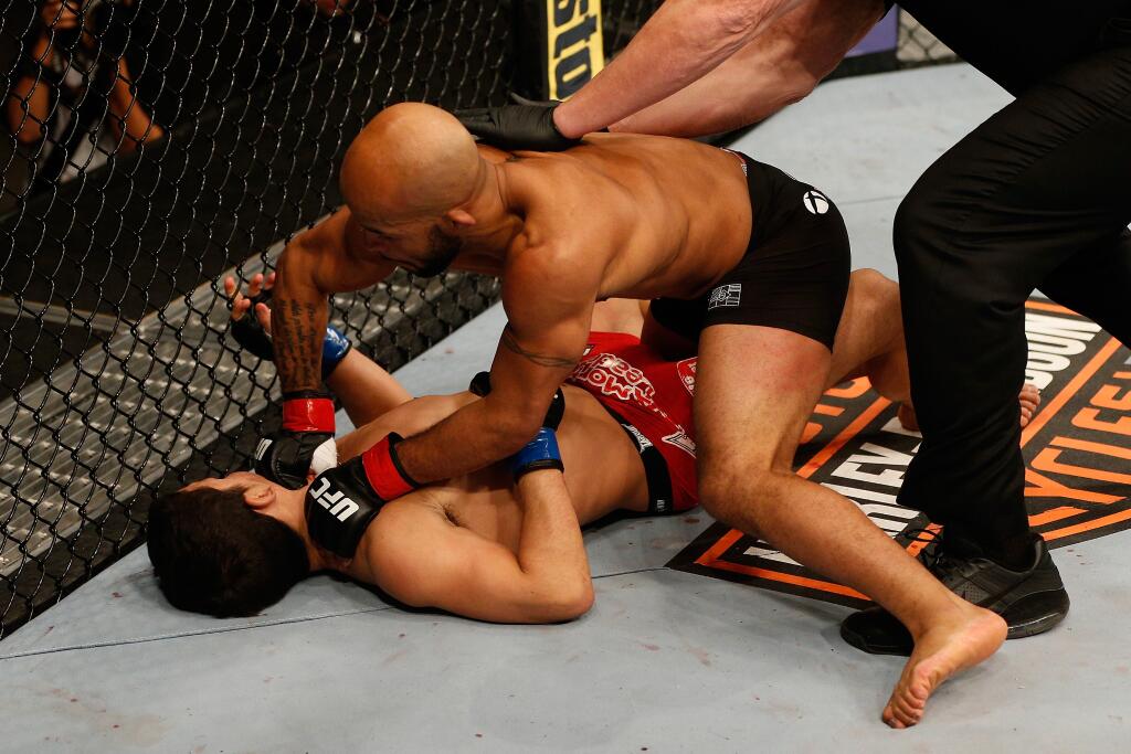 Demetrious Johnson fecha nocauteia e certifica sua vitória no solo. Foto: UFC/Divulgação