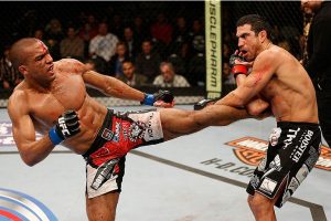 Edson aplica forte chute na linha de cintura, e Danny acusa o golpe. Foto: UFC/Divulgação