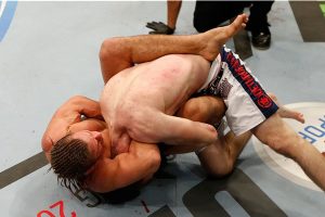 Urijah Faber e a guilhotina que tirou três tapinhas de McDonald. Foto: UFC/Divulgação