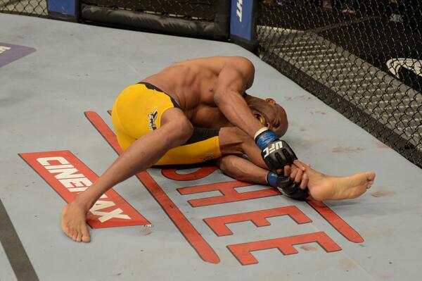 Anderson Silva leva as mãos à perna após chute infeliz em Weidman. Foto: UFC/Twitter