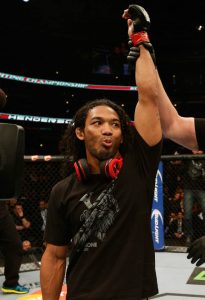 Ben Henderson tem a mão levantada após vitória sobre Thomson. Foto: Josh Hedges/Zuffa LLC via Getty Images