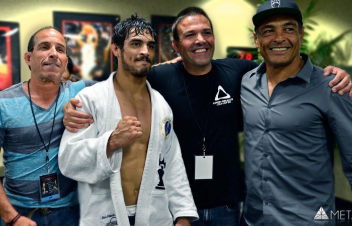 Kron com Rickson após vitória no Metamoris. Foto: Divulgação