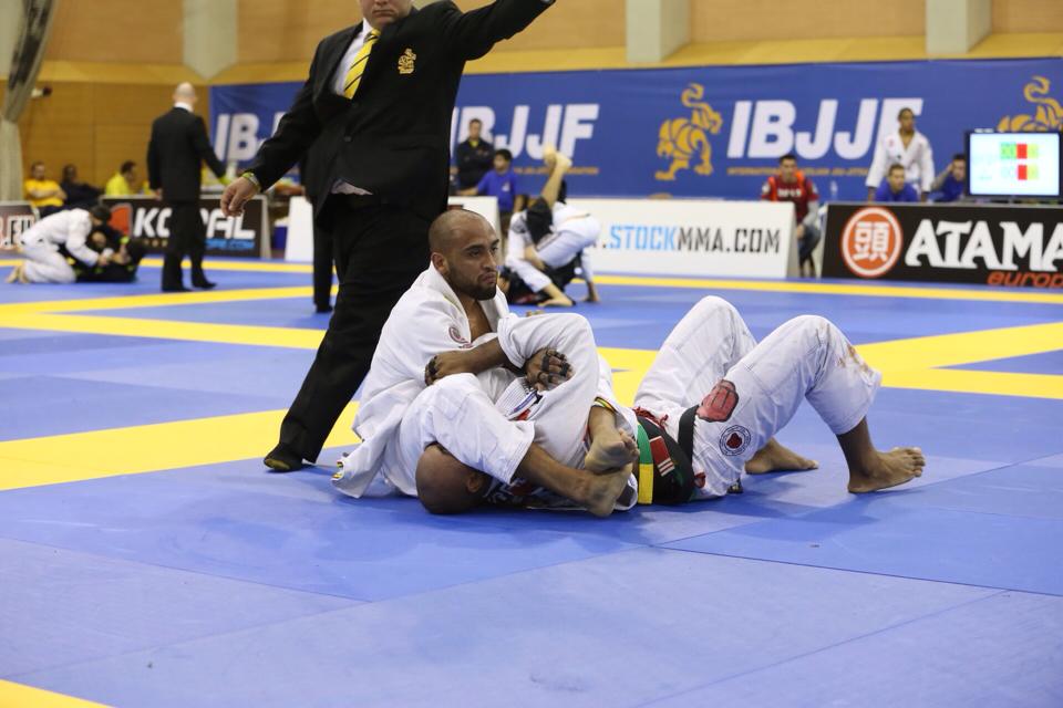 Yuri Simoes finalizou Igor Silva no braco nas quartas do absoluto do Europeu