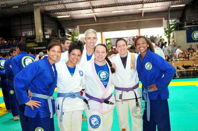 O professor de Jiu-Jitsu Zé Beleza entre as meninas. Fotos: Kazuo Yokoyama/Divulgação