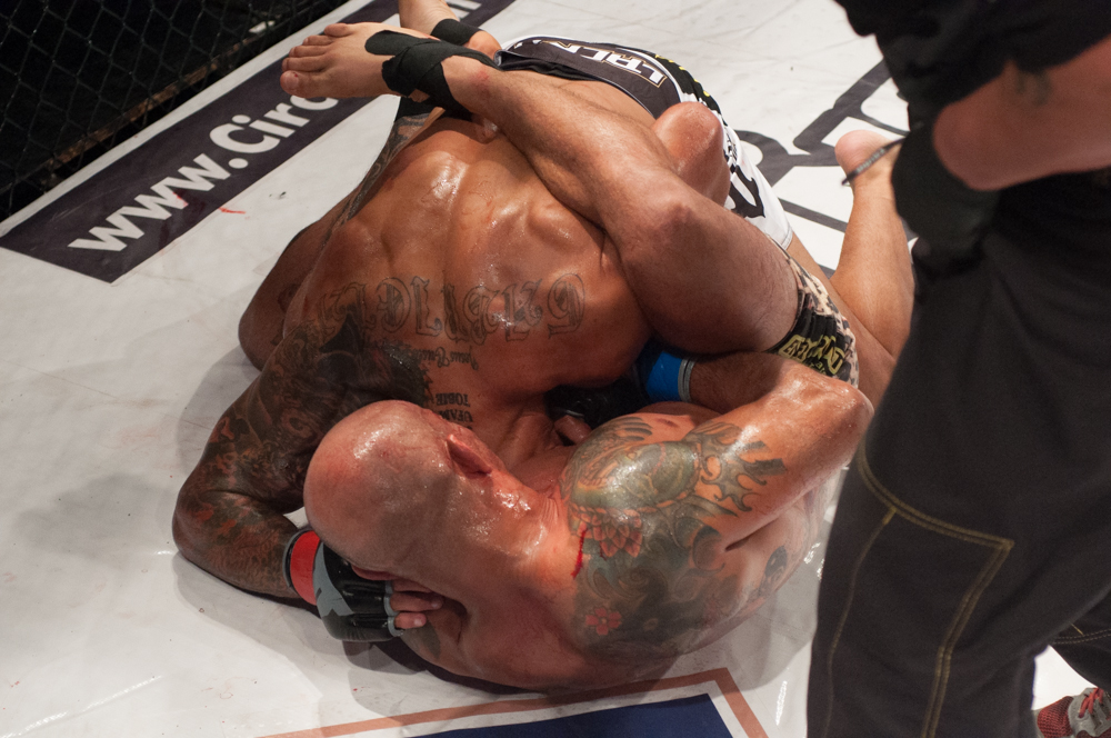 A guilhotina que apagou o ex-UFC Galeto no Talent 6. Foto: Welington Borges/Divulgação