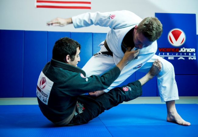 Jiu-Jitsu: Raspe o oponente no giro da guarda De La Riva