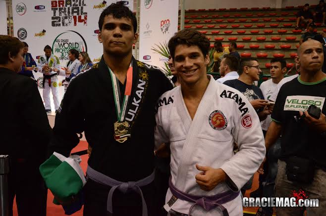 Campeão mundial absoluto na azul em 2013, Rudson Mateus vai a Abu Dhabi. Na foto, ele com o vice-campeão Hugo Marques.