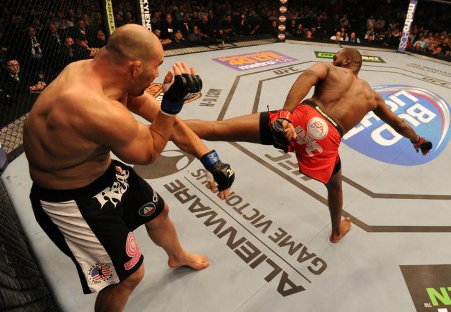 Jon Jones vence Glover Teixeira em noite de finalizações no UFC 172