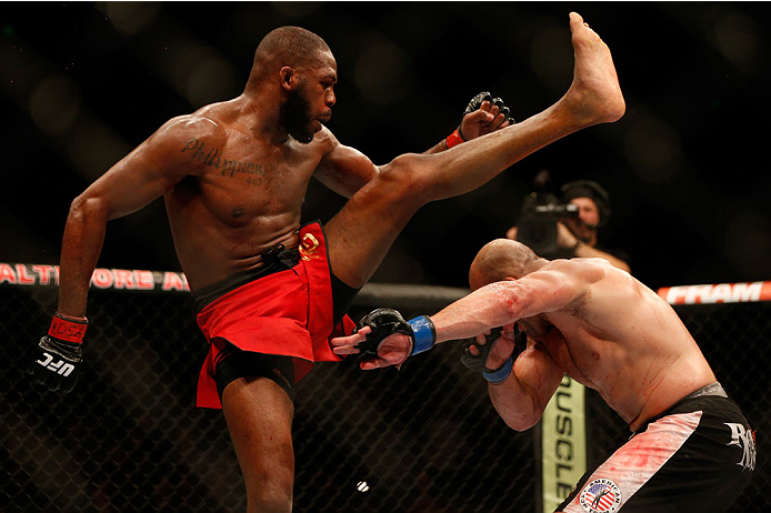 Jon Jones chuta Glover Teixeira no UFC 172 Foto por Patrick Smith