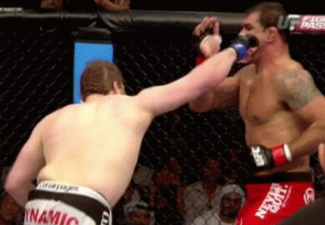 Reveja o nocaute de Roy Nelson sobre Minotauro no UFC Abu Dhabi