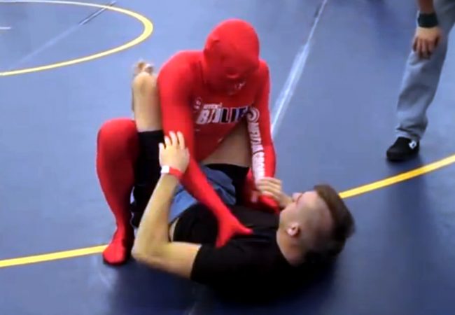 Jiu-Jitsu: Já imaginou lutar com alguém vestido desse jeito?