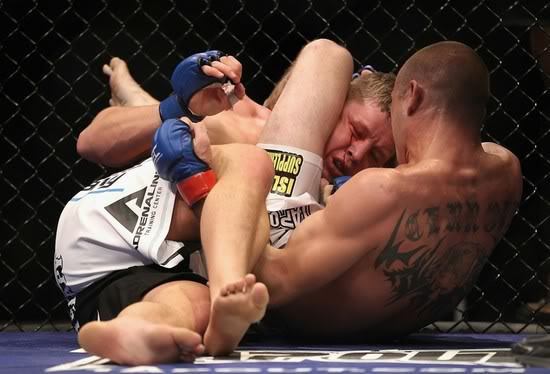 Estude o triângulo com esta manobra “indefensável” de Cerrone no UFC