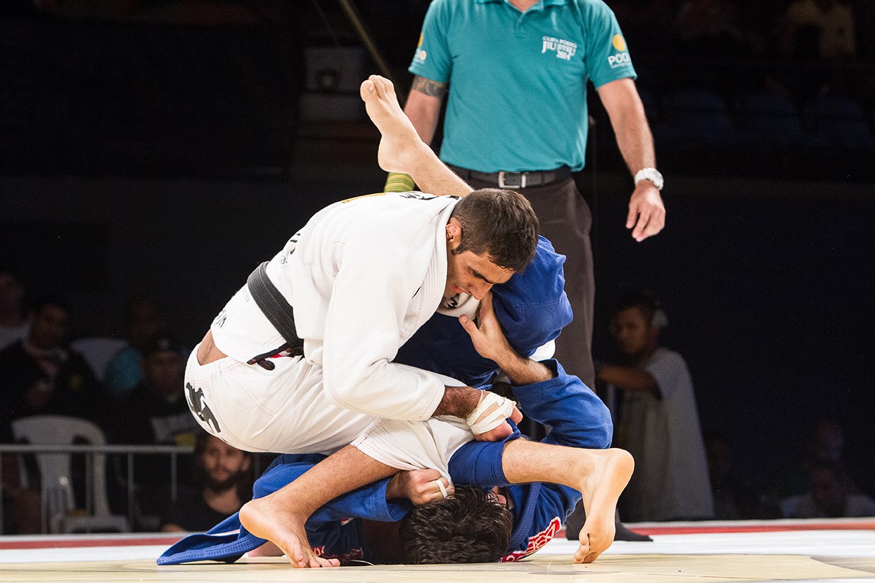 Leandro Lo defeats Gregor Gracie in the finals for the trophy. Photo: Gustavo Aragao