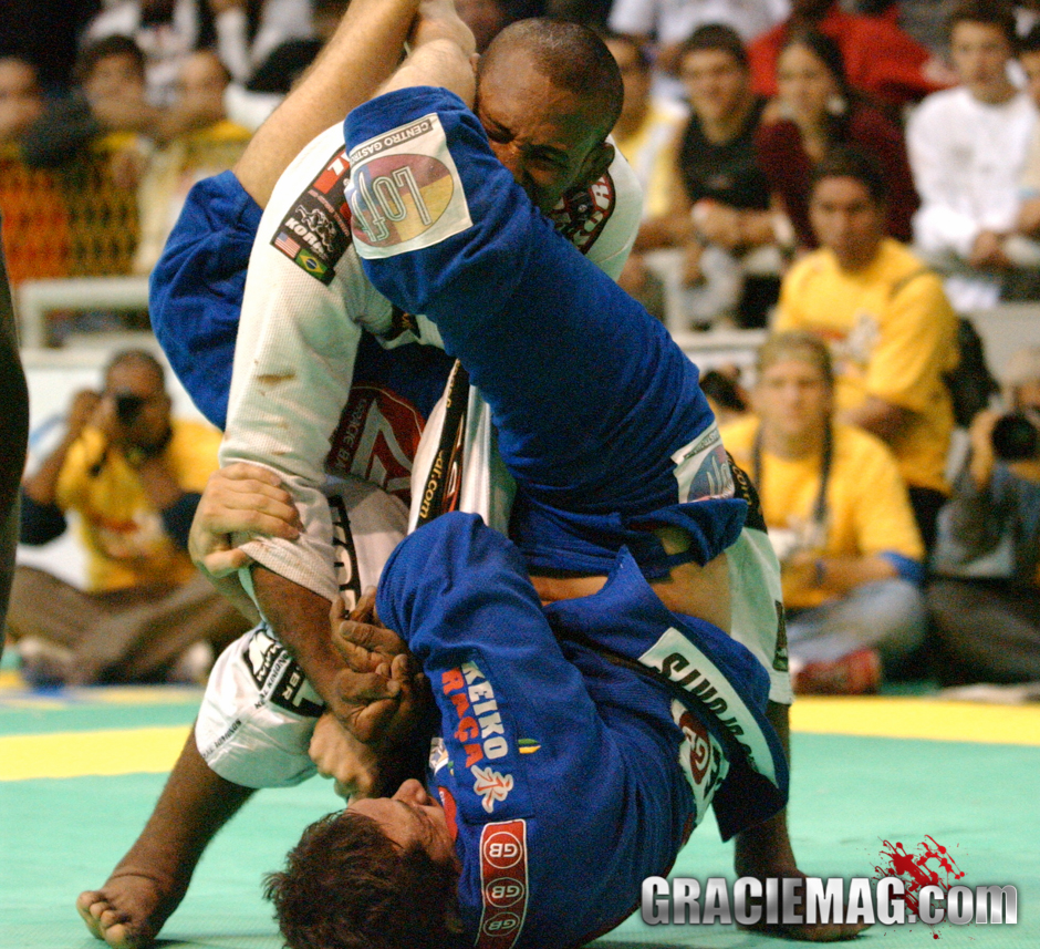 I’m not stopping! I’m not stopping! – Jacaré, in 2004, after escaping Roger’s armbar. Photo by Gustavo Aragão