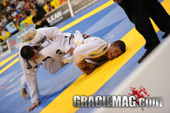 Gilbert Durinho contra Langhi no Mundial 2010 Foto GRACIEMAG